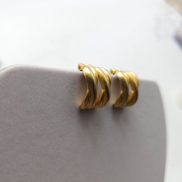 Vintage Matte Gold Tone Clip On Earrings With Sculptural Wavy Design - Picture 2 of 6